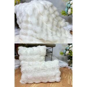 Aviva Stanoff Bubble Cuddle Blanket with Matching Pillows (02)